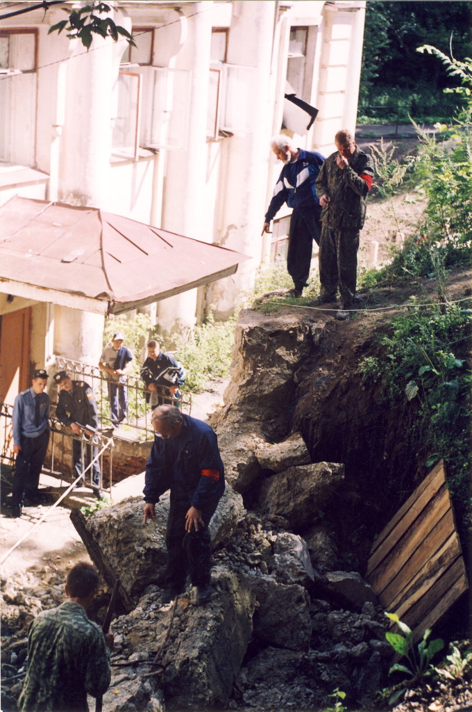 5-3 2000.08 Вход в пещеры.После взрыва стены ©Праченко